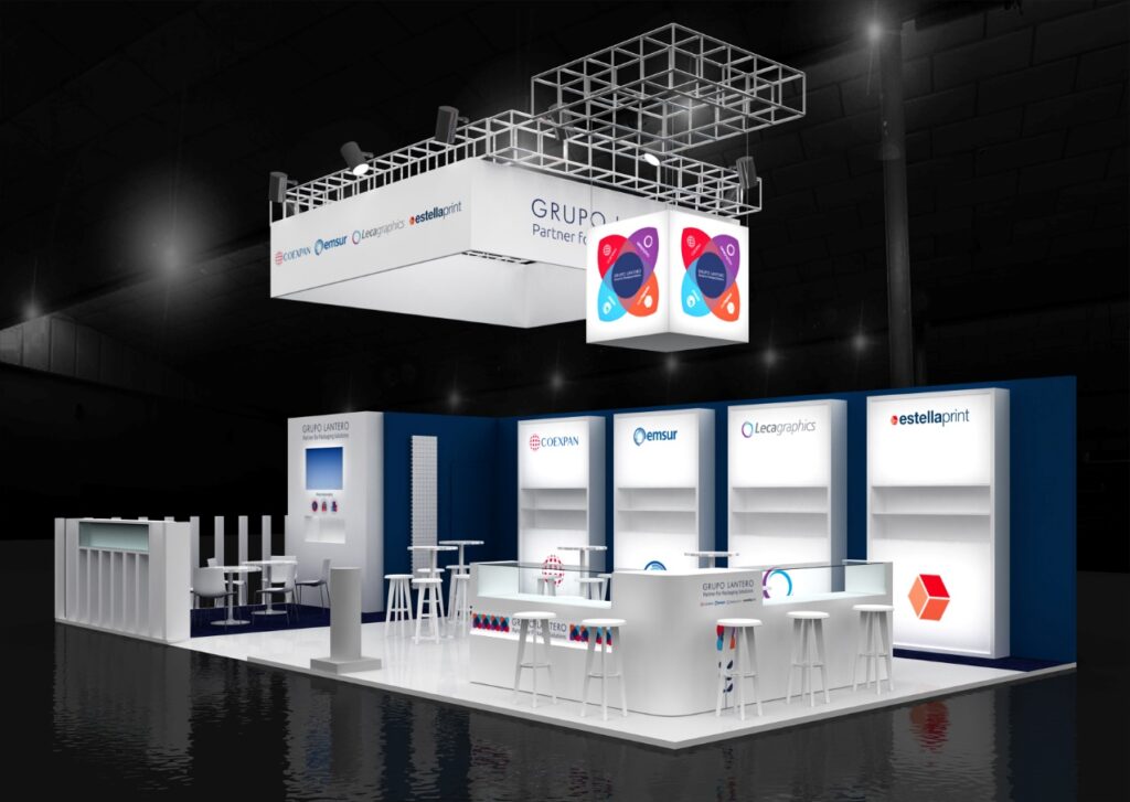 Stand corporativo moderno de Grupo Lantero en la feria Hispack 2024 en Barcelona, exhibiendo soluciones de packaging con sus divisiones Coexpan, Emsur, Lecagraphics y Estellaprint. El diseño incluye barra curvada, pantallas de vídeo y zonas de exposición.