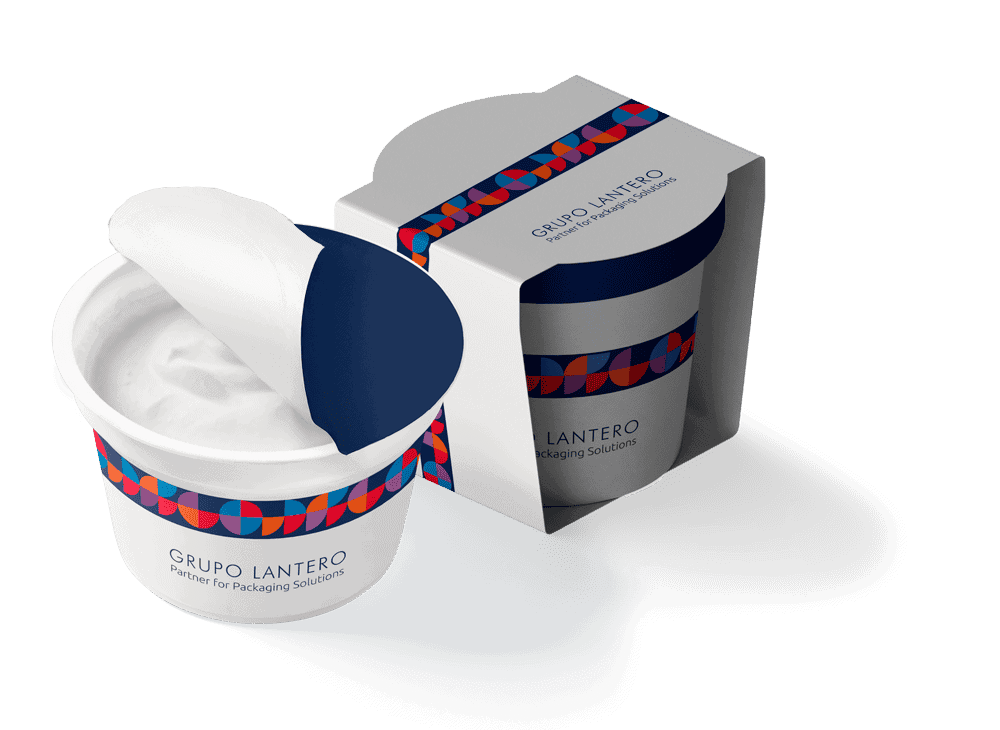 Pot de yaourt en plastique avec couvercle semi-ouvert et son emballage en carton, illustrant les solutions d'emballage combinées du Groupe