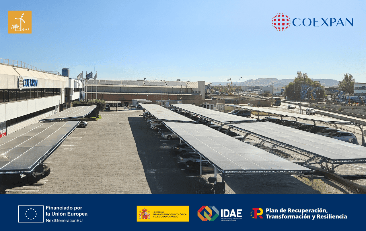 Vista exterior de las marquesinas del parking equipadas con paneles solares, correspondientes a la Instalación de Autoconsumo Fotovoltaico en nuestra planta de Alcalá de Henares,
